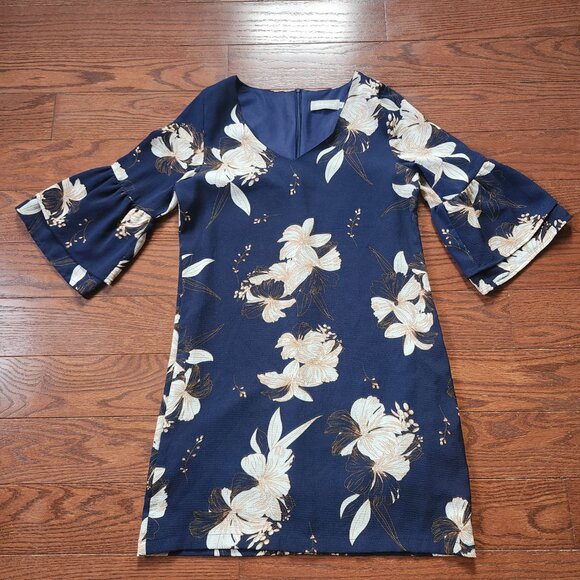 BELONGSCI Women XS V-Neck 3/4 Bell Sleeve White Floral Shift Mini /Midi Dress - Picture 1 of 7